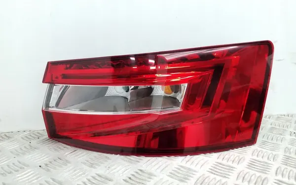 SKODA SUPERB 15 - LUZ TRASERA DERECHA image 2