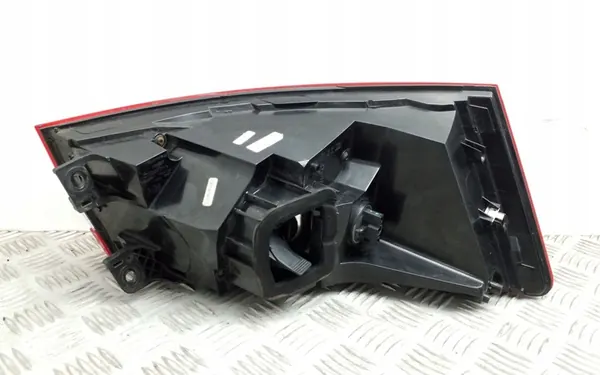 SKODA SUPERB 15 - LUZ TRASERA DERECHA image 7