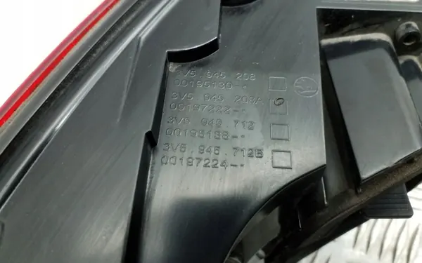 SKODA SUPERB 15 - LUZ TRASERA DERECHA image 9