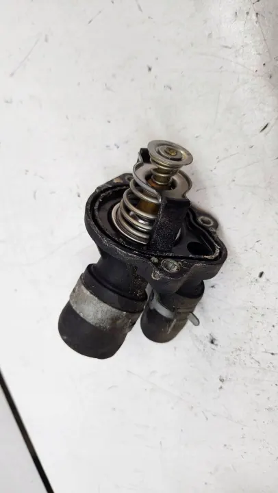 Ford OE Termostaatin kotelo OEM 3M4G-AE Käytetty image 4