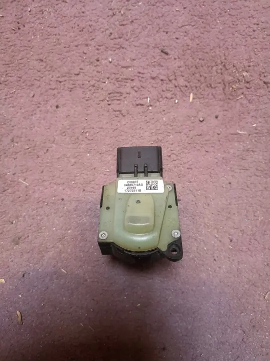 Polttoainetäyttölukko OEM 68295927AB Jeep Wrangler JK image 2