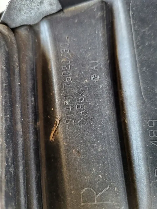 Rejilla parachoques delantera derecha OEM 81481-76020 Lexus CT image 3