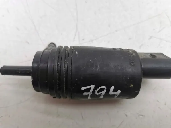 BMW 5 E39 2002 Voorruitwaspomp OEM 8377612 image 2