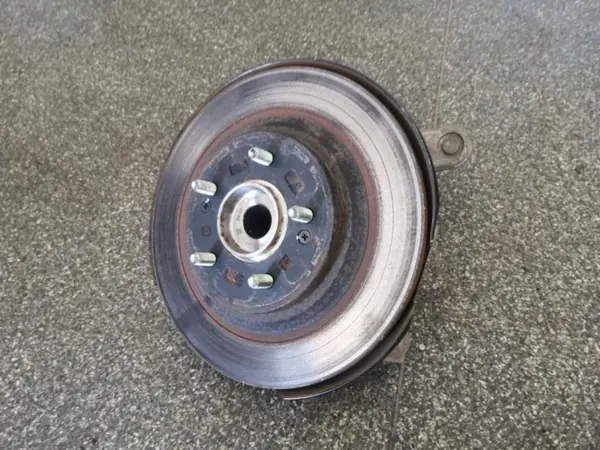 Buje rueda trasera derecha OEM 52701K4100 - Usado image 3