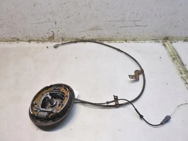 Nissan OE ankkurilevy keskiö vasen taka Micra K13 image 4