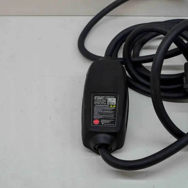 Câble de charge batterie Tesla OEM T17B0039711 Occasion image 4