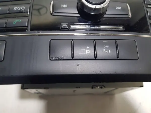 Mercedes W212 Radio Navigation OEM A2129008404DDD image 3