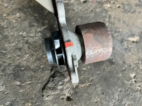 Bomba de agua OEM 210109334R para Renault 1.3 TCE image 3