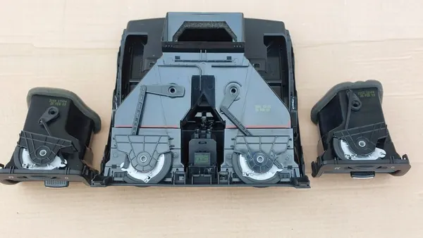 VW GOLF V JETTA Grelhas de Ventilação Esquerda Direita 1K0819743A image 3