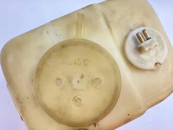 Lämmin tuulilasinpesunesteen säiliö Mercedes W124 image 10