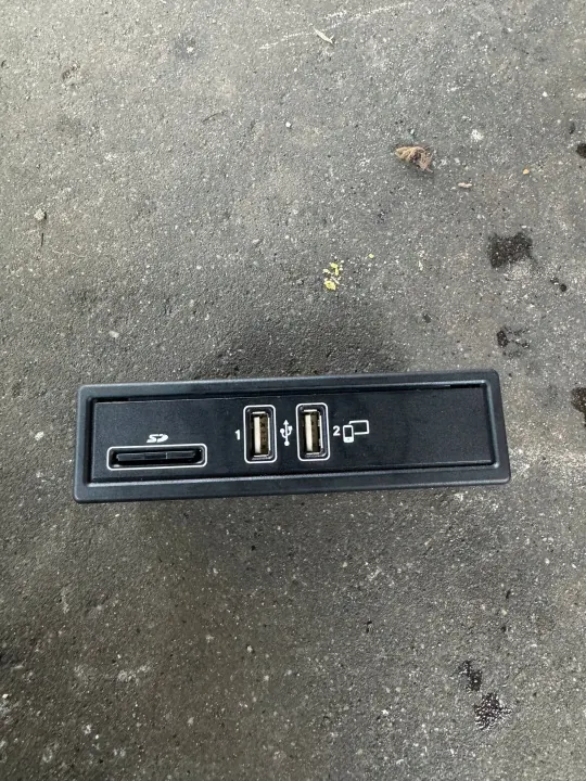 Mercedes-Benz USB-uttag OEM A2138200400 - Begagnad image 2