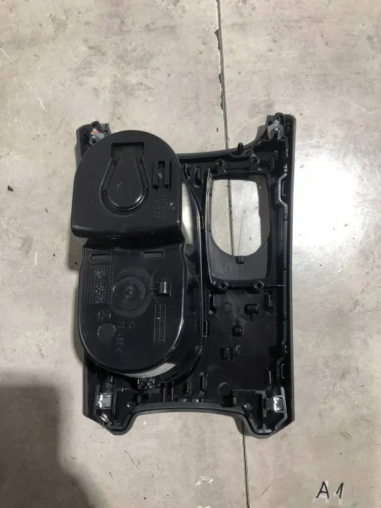 Porte-gobelet avant Mercedes GLA W156 2015 OEM A1766800210 image 4