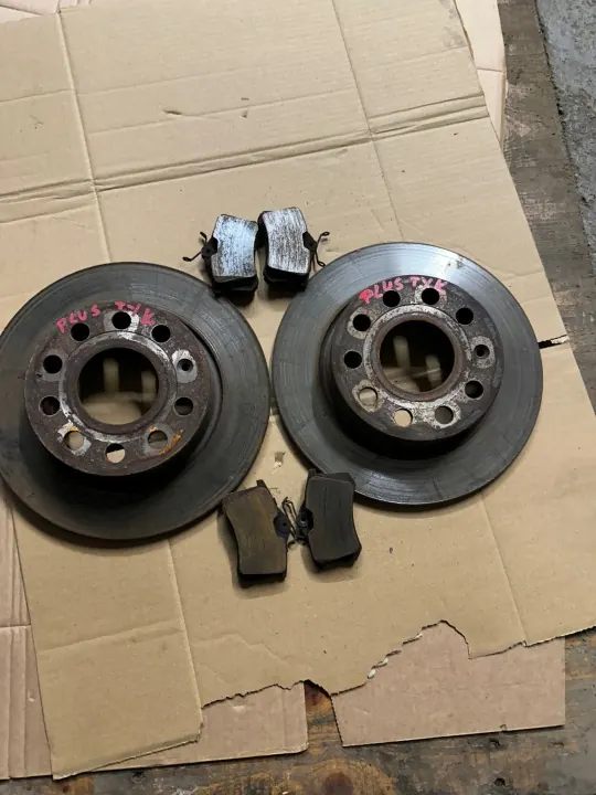 Discos e pastilhas traseiros OEM 1K0 para Golf V 1.6 fsi image 2