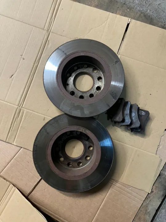 Discos e pastilhas traseiros OEM 1K0 para Golf V 1.6 fsi image 3
