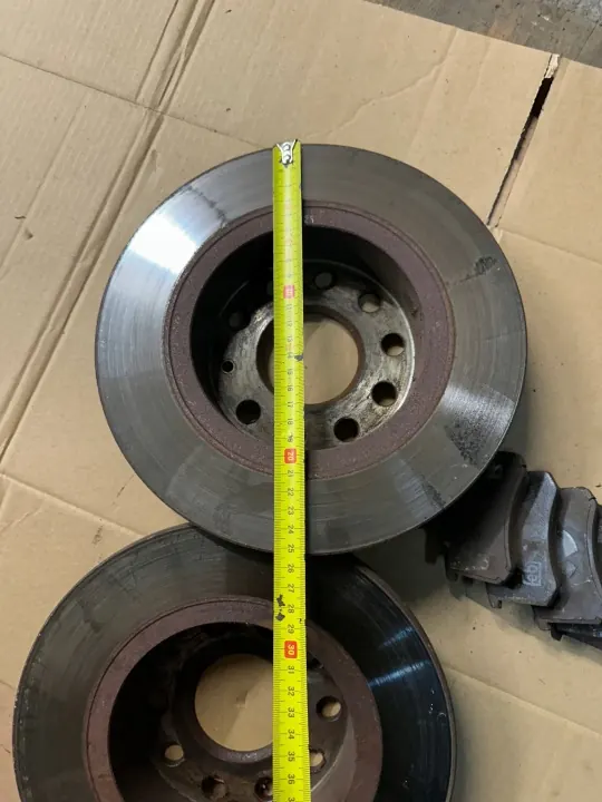 Discos e pastilhas traseiros OEM 1K0 para Golf V 1.6 fsi image 4