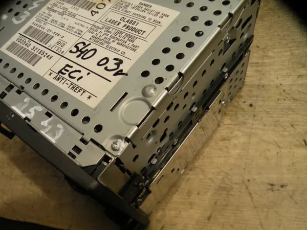 Radio CD Volvo OEM 32185243 para S40 V40 99-03 image 5