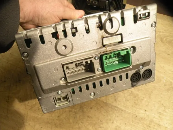Radio CD Volvo OEM 32185243 para S40 V40 99-03 image 6
