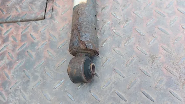 Ammortizzatore posteriore destro Lexus IS220 05- image 2