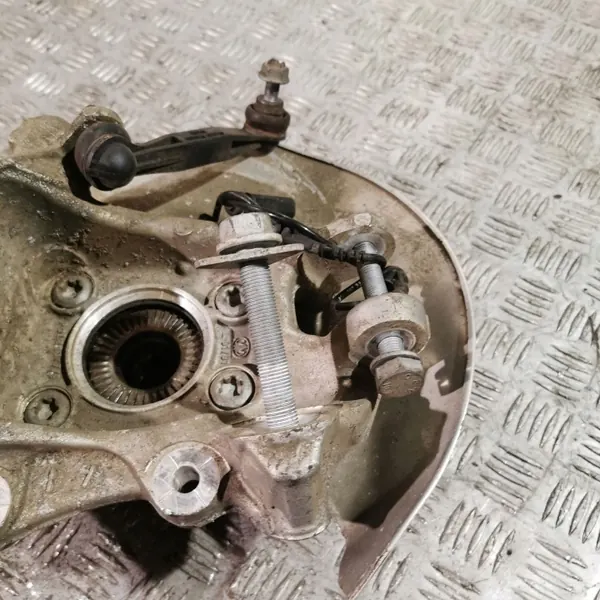 BMW OE UTO33685 Taka pyörännavan - Käytetty image 3