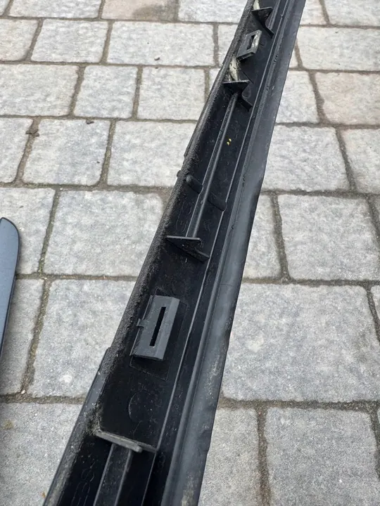 Citroen C5 2009 Garniture de fenêtre avant image 3