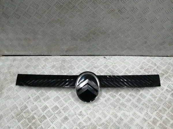 Soporte Logo Citroen C3 IV OEM 9856498680 - Pieza Usada image 2