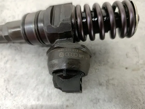 Iniettore VW GOLF V 1.9 TDI 038130073BN image 2