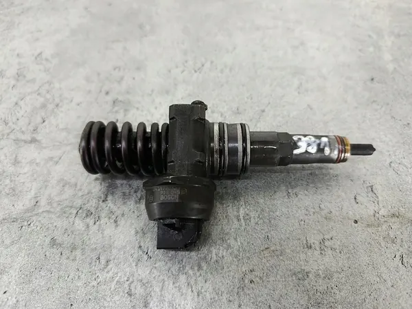 Iniettore VW GOLF V 1.9 TDI 038130073BN image 3