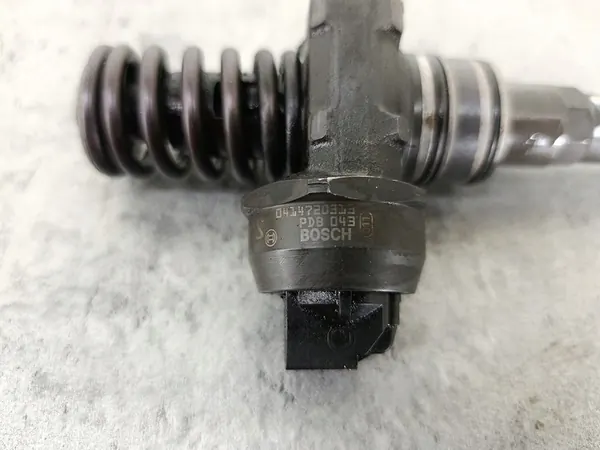 Iniettore VW GOLF V 1.9 TDI 038130073BN image 4