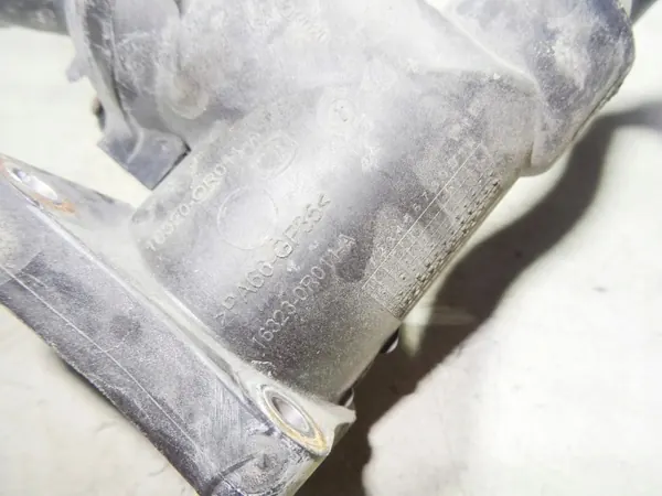 Carcasa termostato Toyota OEM 163230R011A - Usado image 3