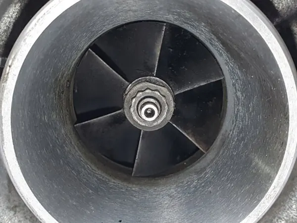 Volvo Turbo OEM 8689592 2.4 D5 Moottoriin image 8