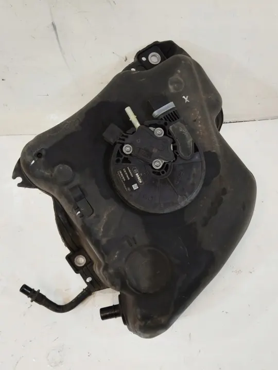 Tanque AdBlue + Bomba OEM 5Q0131969B VW Passat B8 image 2