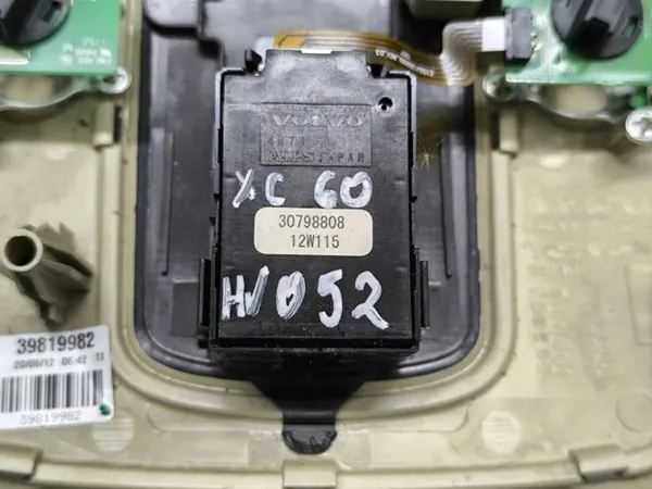 Luz de cabine Volvo XC60 OEM 39819982 - Usado image 6