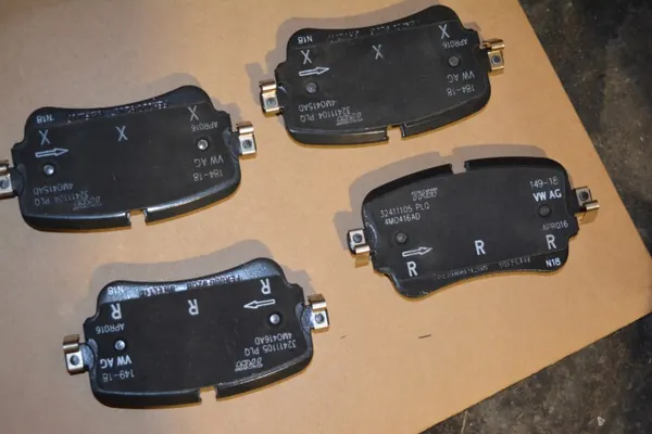 Audi Q7 4M Bromsbelägg set bak OEM 4M0698451R image 2