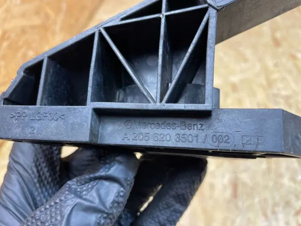 Soporte Faro Delantero Derecho Mercedes OEM A2056203501 image 9