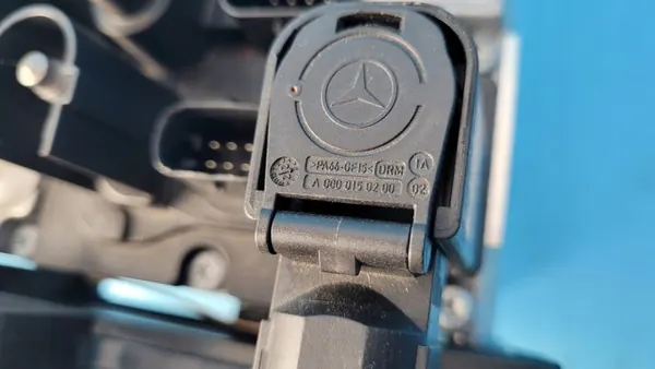 Mercedes W206 48V Starterbatterie OEM A0009825220 image 4