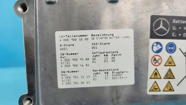 Mercedes W206 48V Starterbatterie OEM A0009825220 image 8