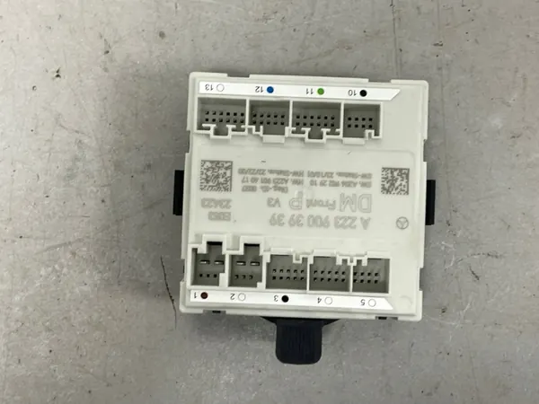 Unité de contrôle porte avant droit OEM A2239003939 Mercedes image 3