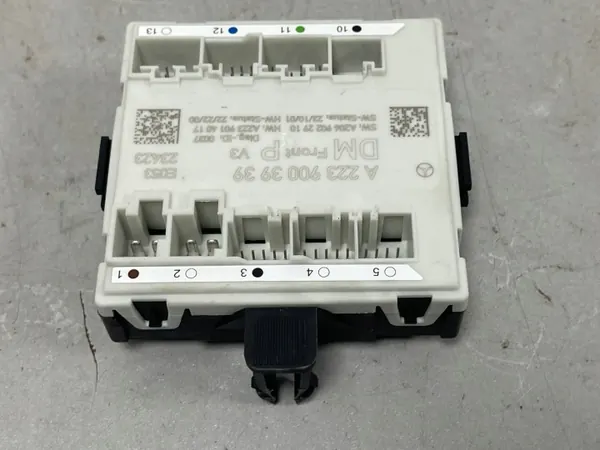 Unité de contrôle porte avant droit OEM A2239003939 Mercedes image 4