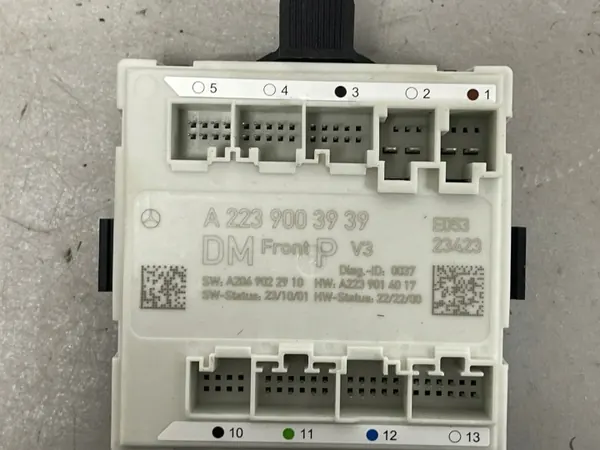 Unité de contrôle porte avant droit OEM A2239003939 Mercedes image 5