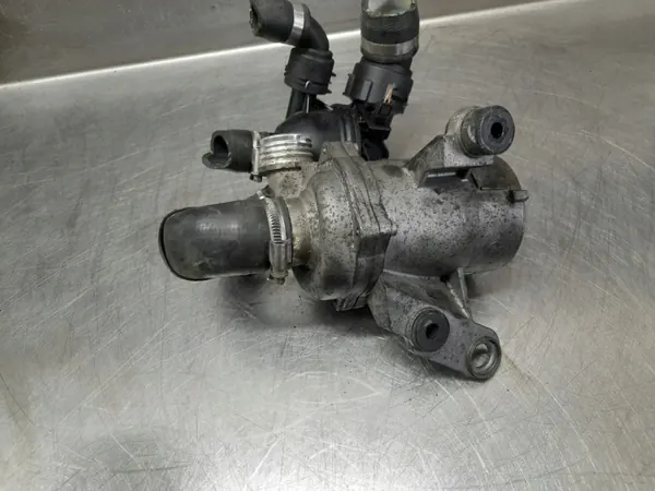 Pompe à eau BMW OEM 70285320 - État utilisé image 4