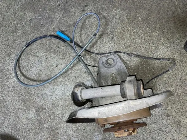 Cubo roda traseira BMW OEM 33326770924 - Usado image 4