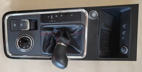 Mittelkonsole Schalter mit Induktionslader Seat Ateca OE image 3