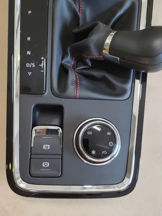 Mittelkonsole Schalter mit Induktionslader Seat Ateca OE image 4