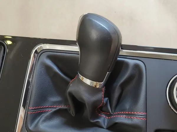 Mittelkonsole Schalter mit Induktionslader Seat Ateca OE image 5