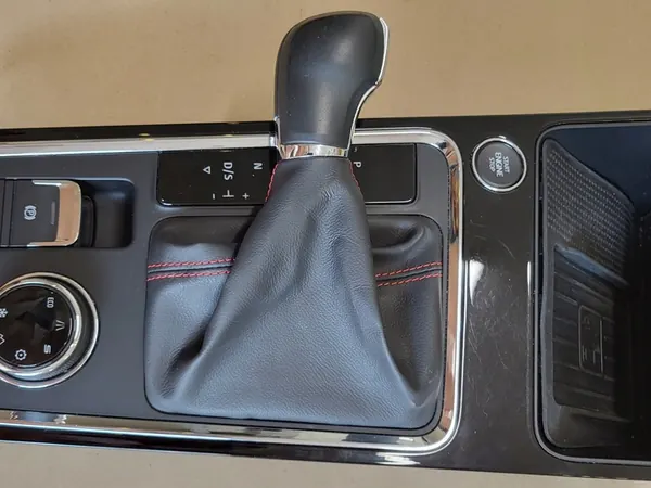 Mittelkonsole Schalter mit Induktionslader Seat Ateca OE image 7