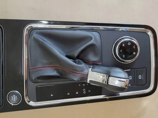 Mittelkonsole Schalter mit Induktionslader Seat Ateca OE image 8