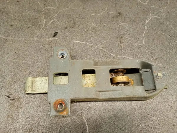 Butée de porte Mercedes W116 OEM 1167230027 - Occasion image 2