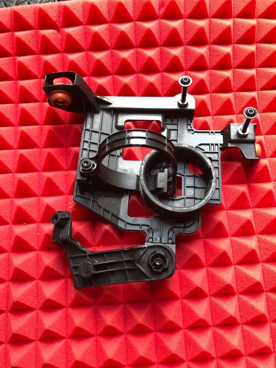 Montage de Pompe à Eau Audi 4N0121305AG image 2