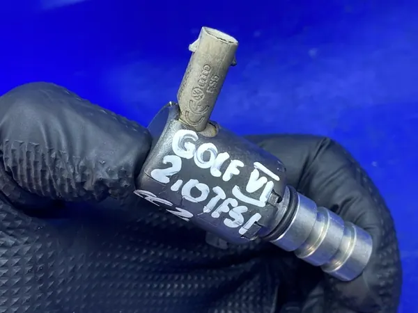 Öljynpaineventtiili VW Golf VI Audi 2.0 TFSI OEM image 7