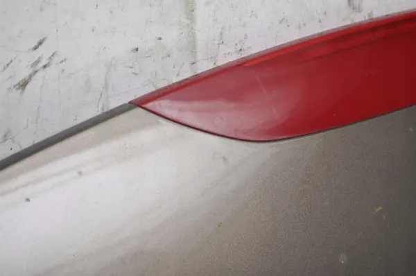 Volvo V60 Spoiler OEM 154225 - Gebrauchte Kombi-Heckklappe image 9